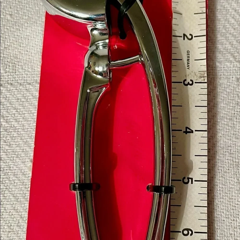 NWT Chefmate Black Handle Grip Garlic Press Cast Zinc.